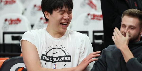 队记：杨瀚森状态不错 年轻中锋成长需要时间