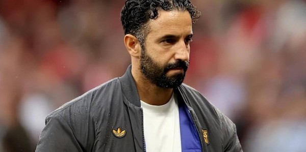 阿莫林拒绝调整战术体系,看看曼联球员是什么反应