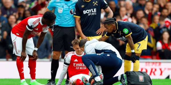 2-0！4连胜 英超榜首更迭：13.3亿豪门笑傲德比大战 两大核心全伤退